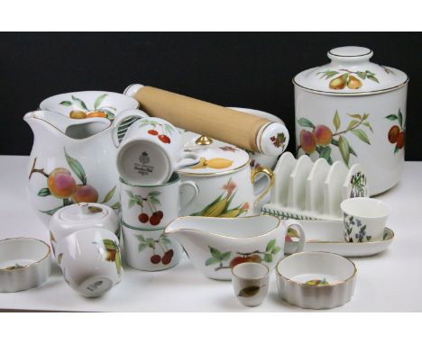 Extensive Royal Worcester Evesham pattern dinner service. 3 large boxes. 