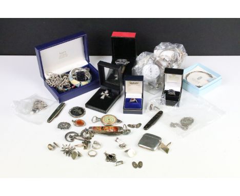 Collection of silver and costume jewellery to include a silver vesta case, silver double curb link bracelet, earrings and fit