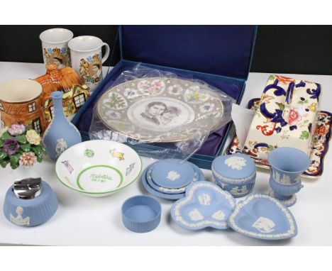 Assorted collection of assorted ceramics to include Wedgwood jasperware, Aynsley ceramic flowers, Royal Worcester collectors 