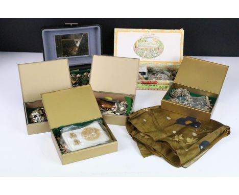 A collection of mainly vintage costume jewellery to include a good selection of brooches. 