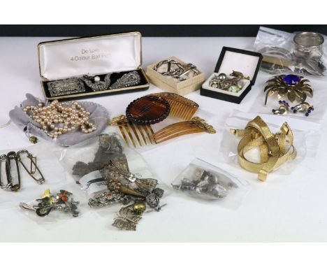 A collection of mixed vintage costume jewellery to include silver examples, include earrings, bracelets, necklaces..etc.. 