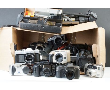 Collection of cameras, cinecameras and photographic equipment to include Minolta 7000 SLR, Pentax P30 fitted with 50mm f/1.7,