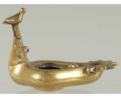 A ROMAN / GREEK STYLE BRASS OIL LAMP, 10.5cm long.