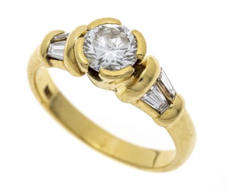 Brillant-Ring GG 750/000 mit einem Brillanten 0,70 ct und 4 Diamant-Trapezen, zus. 0,34 ct, ges. 1,04 ct feinesWeiß-Weiß (G-H
