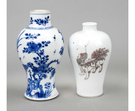 Zwei Vasen, China, 18./19. Jh. 1 x Meiping mit Kupferrotem Dekor mit Tiger und Löwe, leicht ber., H. 15 cm. 1 x kleine Kangxi