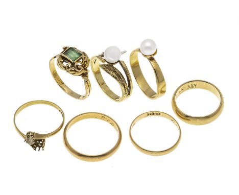 7-teiliges Ring-Konvolut GG 585/000 mit einem fac. Smaragd, 2 Akoyaperlen und einer Diamantrose, RG 60, 59, 57, 2 x 56, 55 un