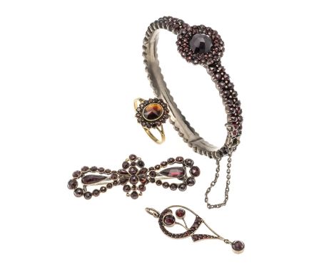 4-teiliges Granat-Konvolut mit unterschiedlich fac. Granaten 10 - 1 mm, 1 Ring GG 333/000 2,2 g, RG 57, 1 Klapparmreif mit Ka