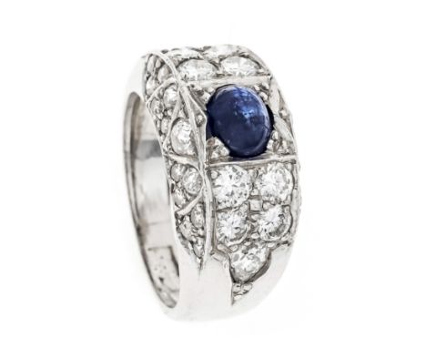 Saphir-Diamant-Ring WG 750/000 mit einem ovalen Saphir-Cabochon 6,0 x 4,9 mm, Blau transluzent, berieben, 8 Brillanten, 10 Al