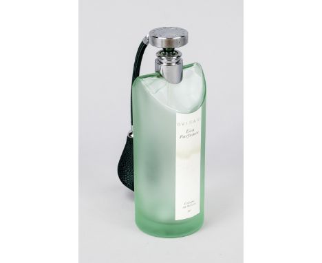 Parfum-Flakon Bulgari, 21.Jh., Glas, auf dem Label ''Bulgari Eau Parfumée Cologne au thé vert 80'', mit Zerstäuber, H. 20,5 c