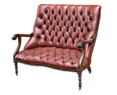 Chesterfield-Sofa/Sitzbank um 1920, Mahagoni, gedrechselte Beine, auf Messingrollen, roter Lederbezug, Sitzfläche und Rückenl