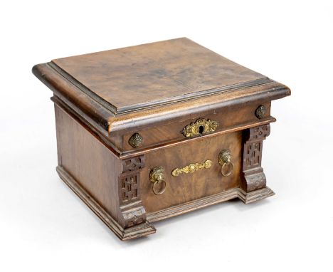 Historismus Schatulle, Ende 19. Jh., Weichholzkorpus mit Mahagonifurnier. Rechteckiger, profilierter Korpus mit Scharnierdeck
