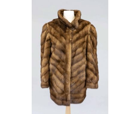 Kurzer Damen-Mantel, 2. H. 20. Jh., cognac- und karamellfarben melierter Nerz, Mantelkragen, Verschluss durch verdeckte Pelzh