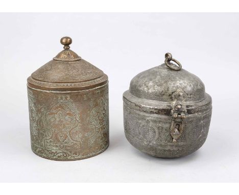 2 Deckelgefäße, orientalisch, 19. Jh., Kupfer und Kupfer verzinnt. 1 x mit Ring zum Hängen und Scharnierdeckel, umlaufender R