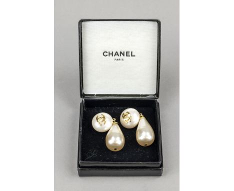 Chanel, Vintage Pearl Drop Earrings, Kunstperlen und goldfarbenes Metall, beweglicher tropfenförmiger Abschluss, mit Logo, in