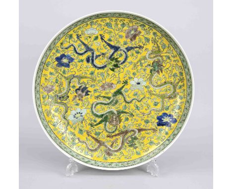 Drachenteller famille jaune, China, 20.Jh., große Porzellanschale mit polychromer Malerei von Drachen im blühenden Päonienran