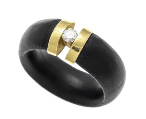 Bunz Design-Ring GG 750/000 in Spannring-Optik mit einem Brillanten 0,17 ct (punziert) TW-W/VS, Ringschiene aus schwarzem Kun