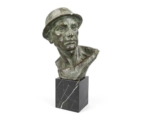 Johannes Dommisse (1878-1955), Büste eines Mannes mit Kopfbedeckung, Gips, grünbraun gefasst, auf Marmorkubus, rückseitig sig