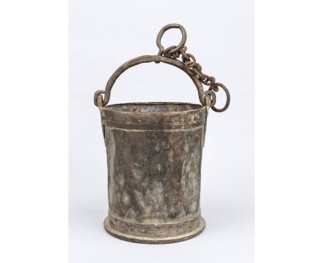 Eimer (für Brunnen?), 18./19. Jh., Eisen. Zylinder mit schwenkbarem Henkel mit Kette und Ring. Leichte Korrosion, verbeult, H