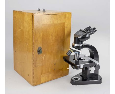 Mikroskop, Deutschland, 20. Jh., am Korpus bez. ''Ernst Leitz Wetzlar''. Mit Original Transportkiste aus hellem Holz. Leicht 