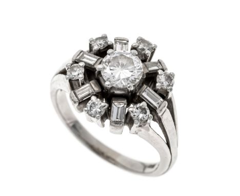 Brillant-Ring WG 750/000 mit einem Brillanten 0,60 ct W/VS-SI, eine Krappe abgeprochen, sowie 6 Brillanten und 6 Diamant-Bagu