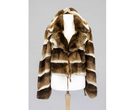 Federleichte kurze Damen-Pelzjacke, 2. H. 20. Jh., extrem weiches, zwischen Creme- und Brauntönen changierendes kurzes Fell m