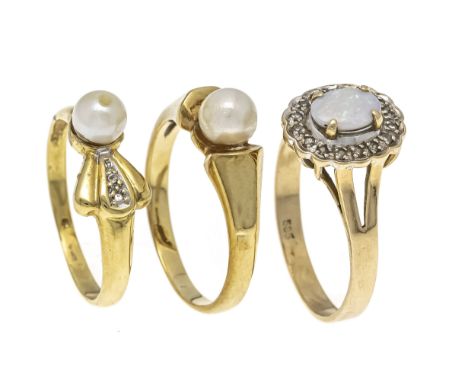 3-teiliges Ring-Konvolut, 1 x GG 750/000 2,1 g, mit einer weißen Zuchtperle 5 mm, Perle defekt, RG 54 und 2 x GG/WG 585/000 5