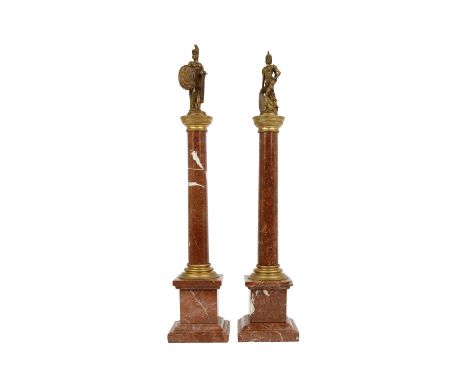 PAAR MARMORSÄULEN MIT KRIEGERDARSTELLUNGEN, ende 19. Jh., roter Marmor, oben ein Bronzekrieger bzw. eine Kriegerin. H: 55 cm.