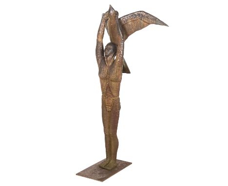 STOCK, URSULA (1937) "Frau mit grossem Vogel" 1988 Bronze, patiniert, sig., HxB: ca. 120/75 cm. Normale Altersspuren. Literat