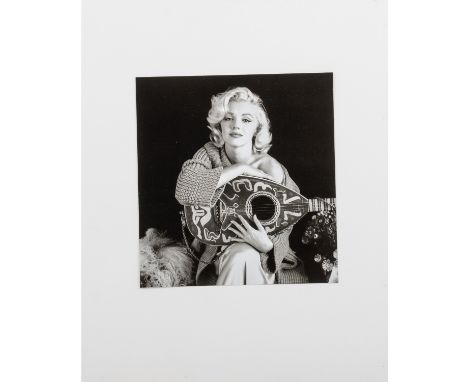 GREENE, MILTON H. (1922-1985), "Marilyn Monroe 1953, Balalaika Sitting", Schwarz-Weiß-Fotografie, verso Etikett mit maschinen