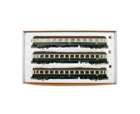 MÄRKLIN Personenwagen-Set 58031, Spur 1, 3 blau-/beige Schnellzugwagen, 2x 2. Kl. und 1 x 1. Kl. Je mit Innenbeleuchtung. Die