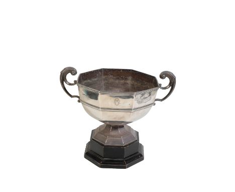 AN EDWARDIAN SILVER TROPHY BOWL BY WILLIAM HUTTON &amp; SONS LTD, London 1907, the octagonal bowl with scrolled handles, engr