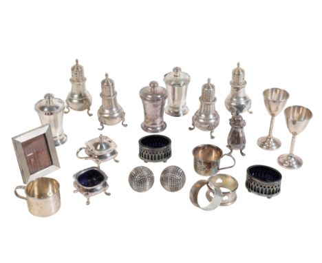 A GROUP OF SILVER COLOURED AND OTHER ITEMS, including: a continental silver coloured pepper grinder, stamped 800, 9cm (3 1/2 