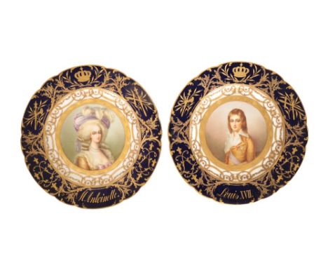 PAIR OF PARIS PORECELAIN CABINET PLATES, 19TH CENTURY painted with portrait bust depicting Louis XVII and Marie Antoinette, w