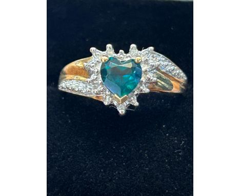 9ct Gold ring emerald and diamonds, size O, 2grams