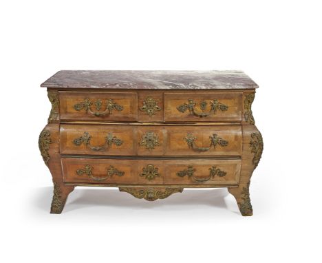 Commode de forme tombeau de style Louis XVen bois de placage ouvrant à quatre tiroirs. H: 93cm; P: 143cm; L: 59cmA Louis XV s