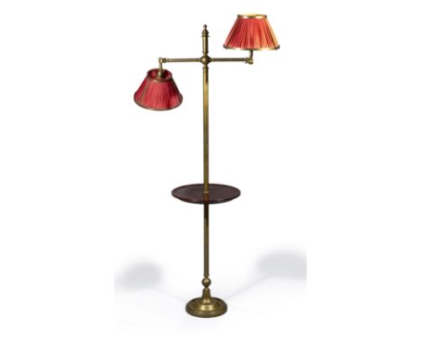 Lampe de lectureà bras articulés en laiton à plateau central en bois teinté acajou. Travail moderne H: 144cmA brass and wood 