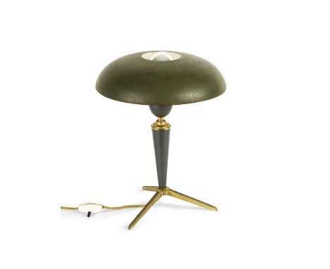 LOUIS KALFFLampe de bureau pour 'Philips'circa 1950Laiton et métal laqué vertH: 30cm.(11 13/16in.); L: 25cm.(9 13/16in.).A br