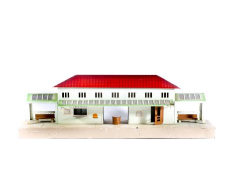 A 1950s 0 Gauge Railway Station in Continental outline by Kibri. A through station with red roof and printed details. GC, som