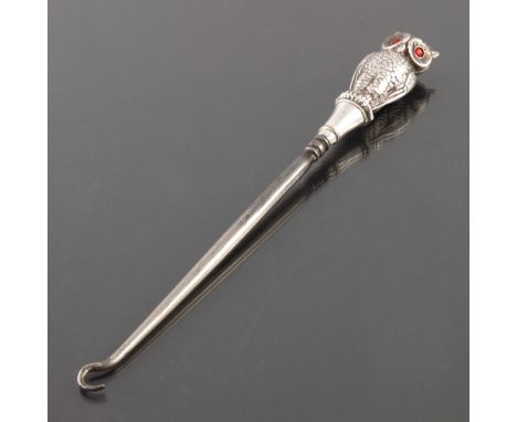 An Edwardian novelty silver button hook, Crisford and Norris, Birmingham 1906, the handle in the form of an owl, set with fac