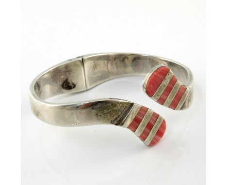 A Mexican silver hinged bangle, with pink gem cabochon terminals, stamped MEXICO, 925, inner diameter 6.5cm, 55.6g