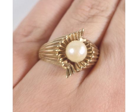 A 9ct gold stylised cultured pearl dress ring.&nbsp; Featuring an approximate 7mm diameter cultured pearl.&nbsp; Size T and g