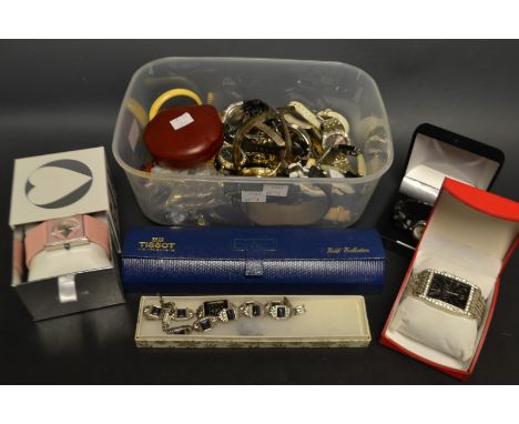 Watches - a ladys Vertex 9ct gold wristwatch, silvered dial, Arabic numerals, subsidiary seconds, manual movement, expanding 