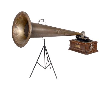 Walzen-Phonograph "Columbia Model BC", 1905  Twentieth Century, Holzgehäuse mit Original-Columbia-Schriftzügen und Original-H