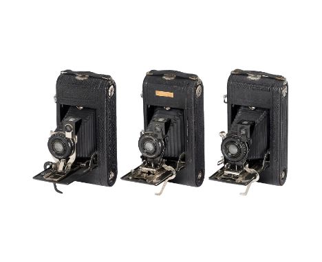 3 Rollfilm-Motorkameras Ansco Automatic  Ansco, USA. Für 6 Aufnahmen 64 x 108 mm auf D6- oder D12-Film. Entworfen und patenti