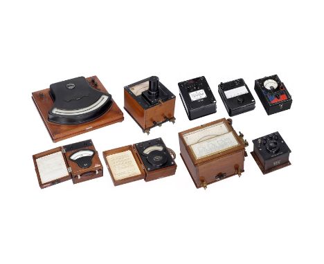 Meß- und Laborgeräte, ab ca. 1910  1) Weston Direct Reading Laboratory Standard Milli-Voltmeter, Nußbaumsockel mit integriert