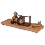 Nachbildung des dritten Telegraphen von Samuel Morse mit Vail-Taster