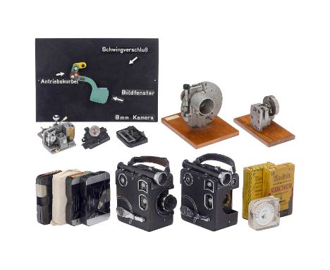 Filmtechnik-Demonstrationsobjekte  1) 30 x 40 cm: Antriebskurbel eines Schwingverschlusses, bewegbar. – 2) Aufgeschnittenes M