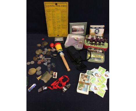 A mixed collectors lot to include metal train badges, coins/currency, vintage tins, senior service cigarette cards, vintage c