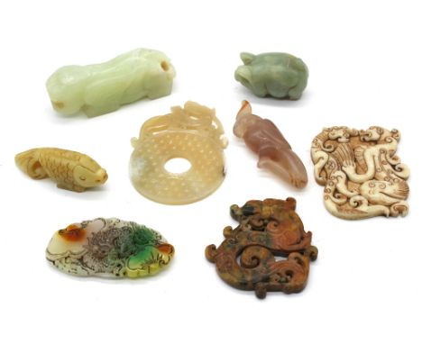 Assorted Chinese jade comprising a bixie, carved with an open mouth, 9.5cm long; carved yellow jade fish amulet / pendant, 8c