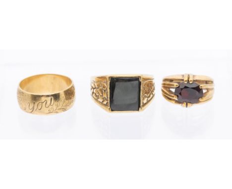 A gents 9ct gold stone set signet ring, inset with square green stone, engraved shoulders, width approx 12mm, size U, along w